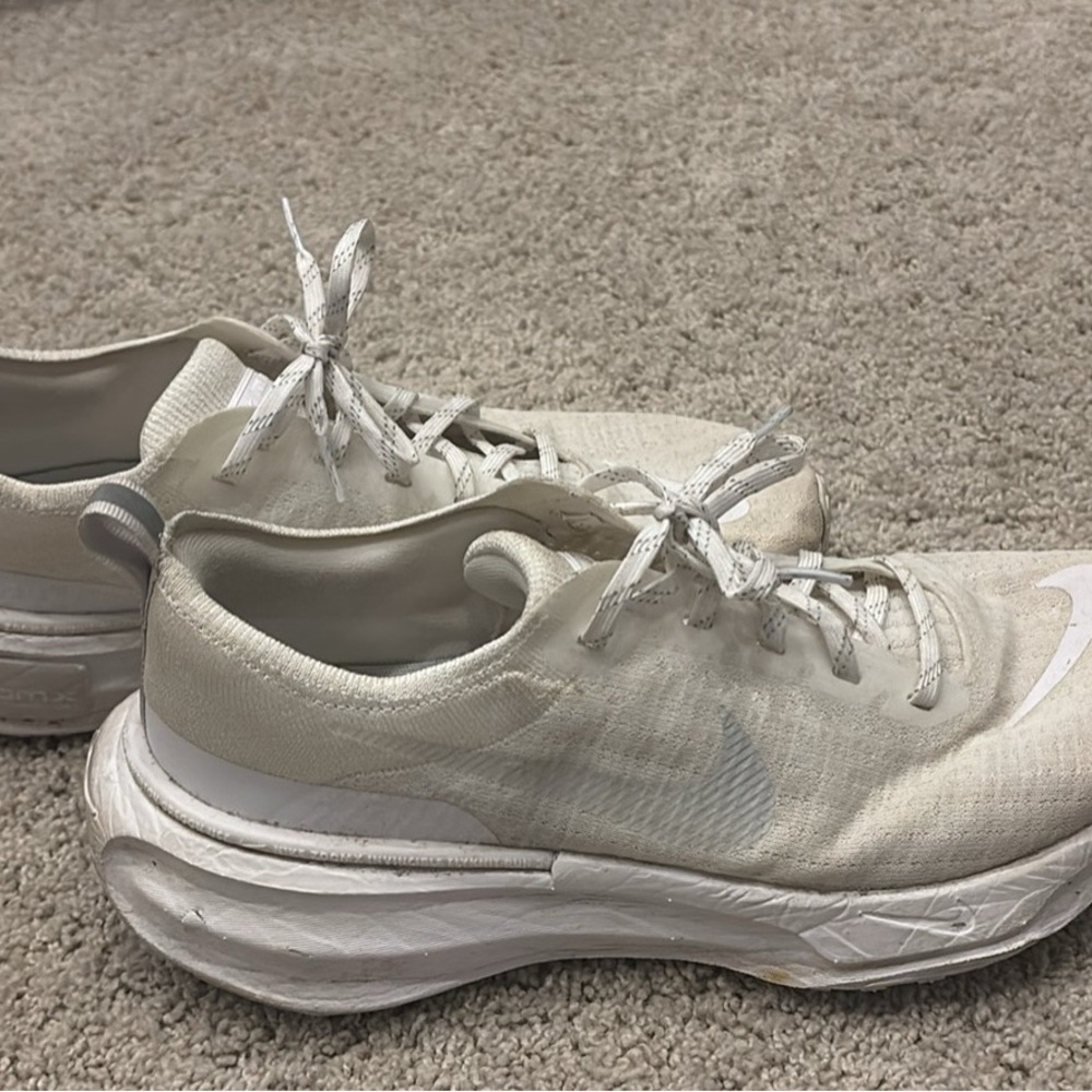 White mens  Athletic Shoes Nike invincible run 3